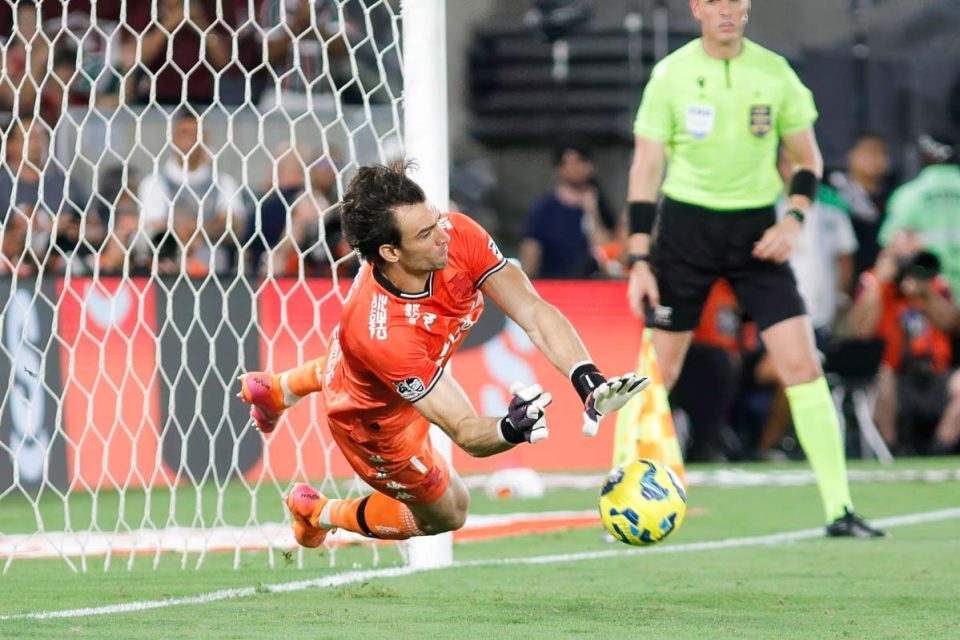 RIO DE JANEIRO, RJ, 14.12.2025 - FLUMINENSE-VASCO: Após disputa de penaltes onde Leo Jardim defendeu duas cobranças, o Vasco vence e vai disputar a final na partida entre Fluminense e Vasco, válida pela sem ifinal da Copa do Brasil 2025, realizada no estádio do Maracanã, neste domingo (14/12).(Foto: Rudy Trindade/Themapress/Folhapress)
