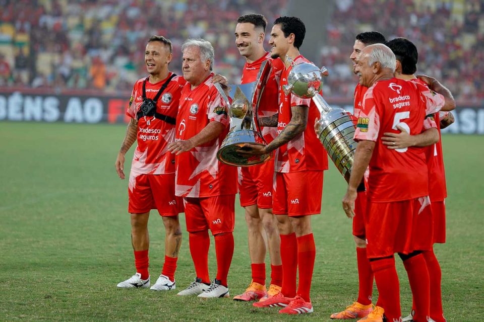 RIO DE JANEIRO, RJ, 27.12.2025 - JOGO DAS ESTRELAS: As taças do campeonato Brasileiro e da Libdertadores vigésima primeira edição do evento jogo das estrelas do Zico, partidas beneficentes, realizadas no estádio do Maracanã neste sábado (21/12).O evento foi oficializado como parte dos festejos oficiais de fim de ano do Rio de Janeiro.(Foto: Rudy Trindade/Themapress/Folhapress)