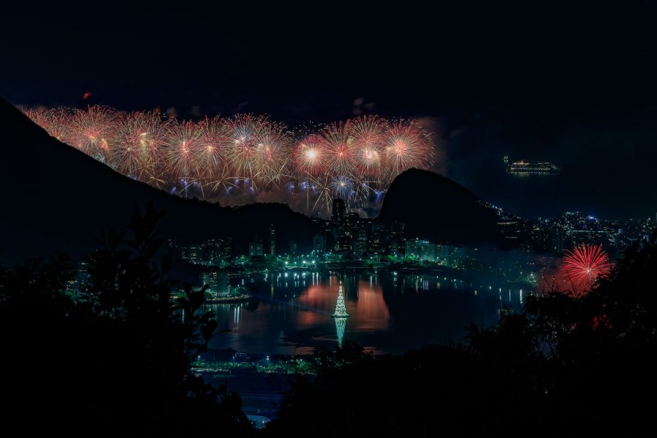 RIO DE JANEIRO, RJ, 01.01.2026 - QUEIMA-FOGOS-COPACABANA - Tradicional queima de fogos em Copacabana, na zona sul do Rio de Janeiro, vista a partir do mirante da Vista Chinesa, nos primeiros minutos do dia 1º de janeiro de 2026. (Foto: Rudy Trindade/Themapres/Folhapress)