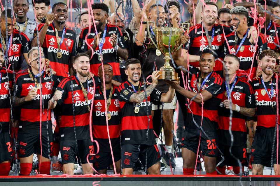 RIO DE JANEIRO, RJ, 08.03.2026- FLUMINENSE-FLAMENGO: Joagdores comemoram durante a entrega da taça do campeonato após a partida entre Fluminense e Flamengo, válida pela final do Campeonato Carioca 2026, realizada no estádio do Maracanã, neste domingo (08/03).(Foto: Rudy Trindade/Themapress/Folhapress)