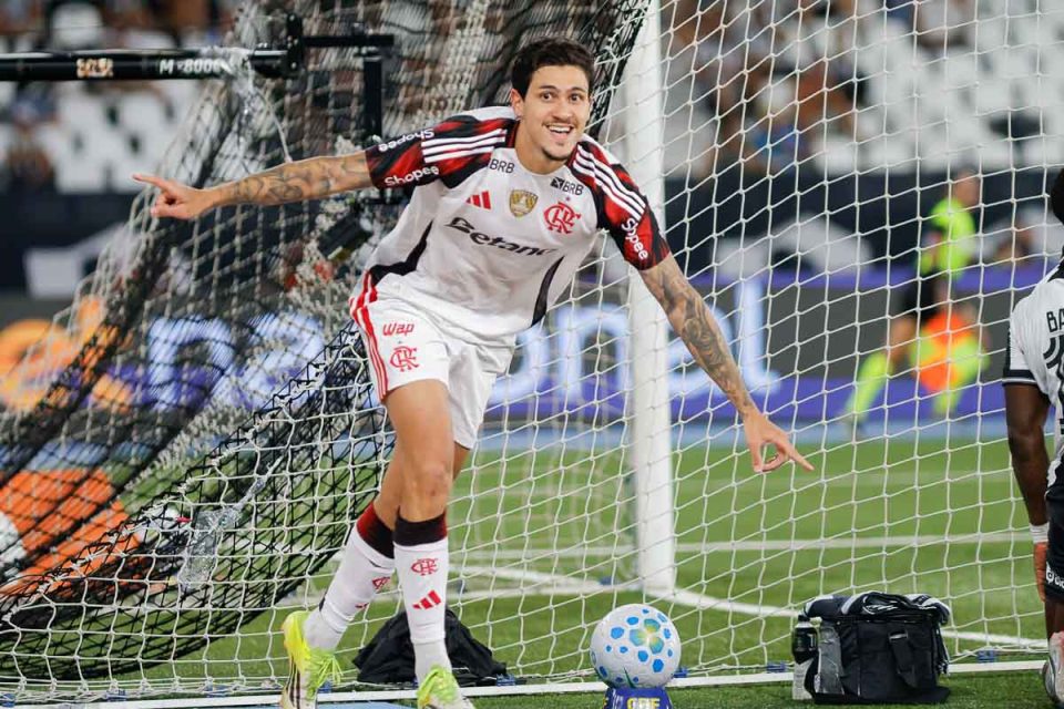 RIO DE JANEIRO, RJ,14.03.2026 - BOTAFOGO-FLAMENGO: Pedro comemora seu gol na partida entre Botafogo e Flamengo válida pela 6a rodada do Campeonato Brasileiro 2026, realizada no estádio Nilton Santos, neste sábado (14/03). (Foto: Rudy Trindade /Themapress /Folhapress)