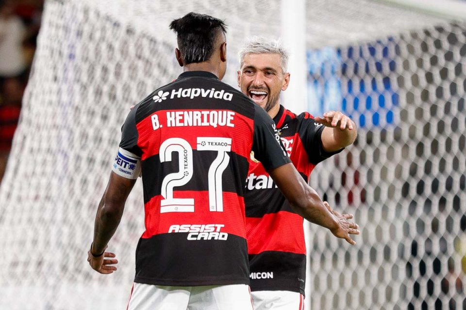 RIO DE JANEIRO, RJ, 16.04.2026- FLAMENGO-INDEPENDIENTE MEDELIN: Arrascaeta comemora seu gol com Bruno Henrique durante a partida entre Flamengo e Independiente Medelin, válida pela 2a rodada da Copa Libertadores da Amárica 2026, realizada no estádio do Maracanã, nesta quinta-feira (16/04).(Foto: Rudy Trindade/Themapress/Folhapress)