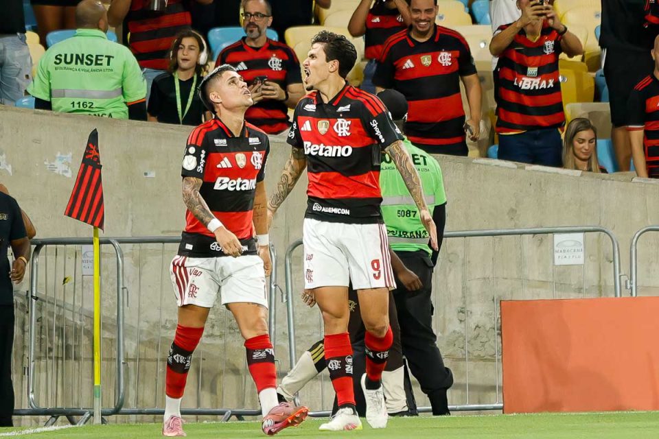 RIO DE JANEIRO, RJ, 22.04.2026 - FLAMENGO-VITORIA: Pedro comemora seu gol durante a partida entre Flamengo e Vitória válida pela 5a fase da Copa do Brasil 2026, realizada no estádio do Maracanã, nesta quarta-feira(22/04).(Foto: Rudy Trindade/Themapress/Folhapress)