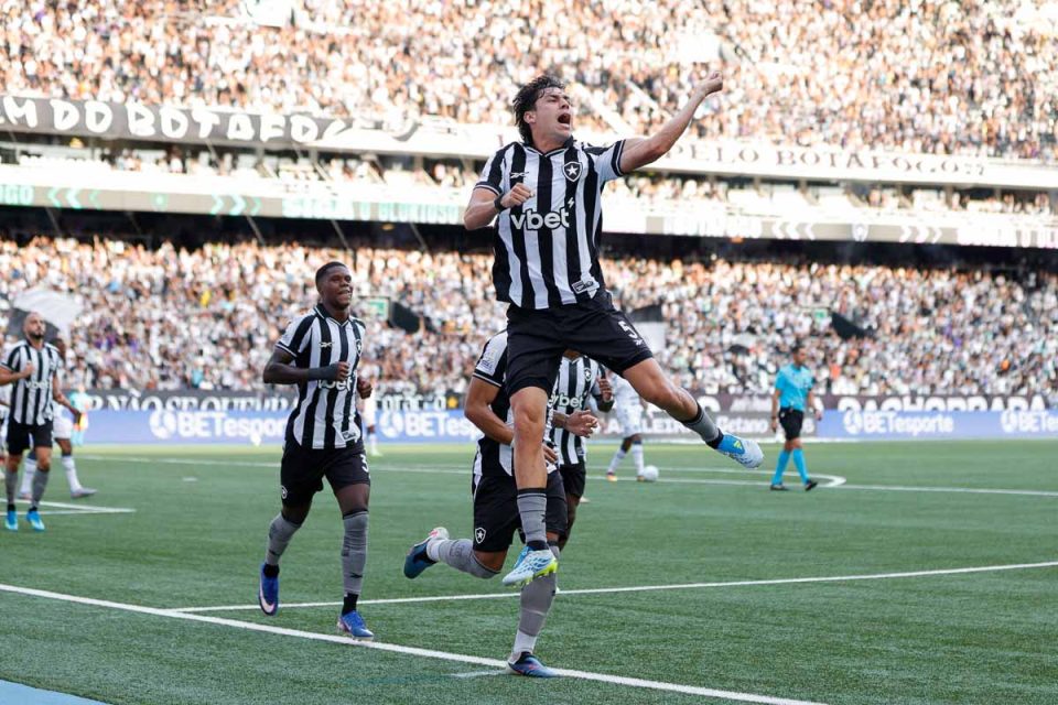 RIO DE JANEIRO, RJ,02.05.2026 - BOTAFOGO-REMO: Ferraresi comemora seu gol na partida entre Botafogo e Remo válida pela 14a rodada do Campeonato Brasileiro 2026, realizada no estádio Nilton Santos, neste sábado (02/05). (Foto: Rudy Trindade /Themapress /Folhapress)