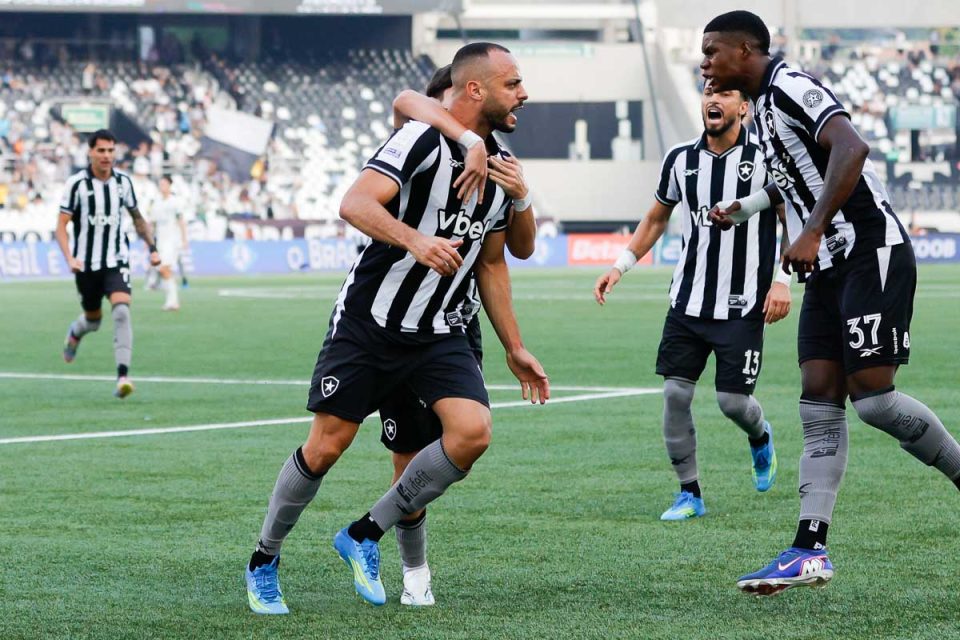 RIO DE JANEIRO, RJ,17.05.2026 - BOTAFOGO-CORINTHIANS: Arthuer Cabral comemora seu gol na partida entre Botafogo e Corinthians válida pela 15a rodada do Campeonato Brasileiro 2026, realizada no estádio Nilton Santos, neste domingo (17/05). (Foto: Rudy Trindade /Themapress /Folhapress)