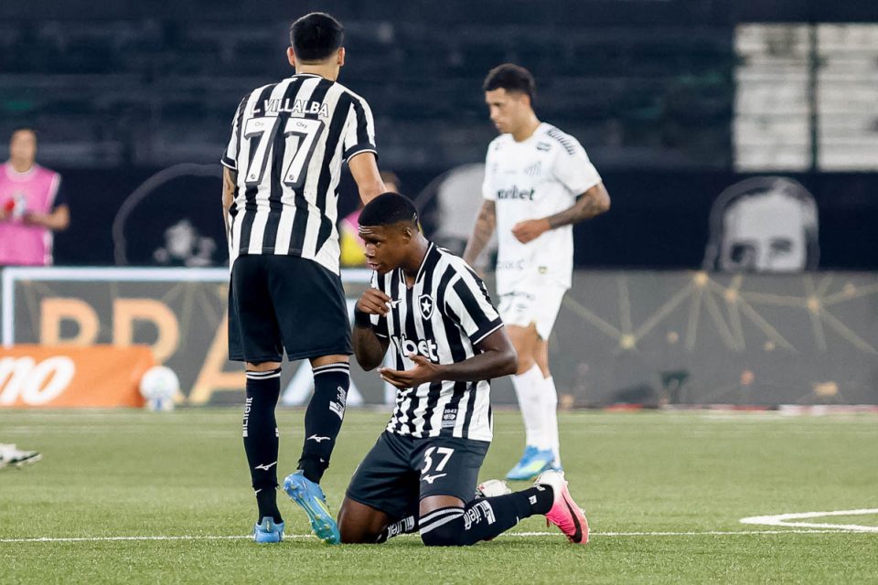 RIO DE JANEIRO, RJ,16.07.2026 - BOTAFOGO-SANTOS: Kadir comemora após partida entre Botafogo e Santos válida pela 19a rodada do Campeonato Brasileiro 2026, realizada no estádio Nilton Santos, nesta quinta-feira (16/07). (Foto: Rudy Trindade /Themapress /Folhapress)