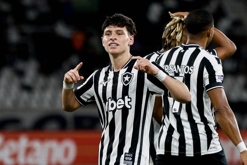 RIO DE JANEIRO, RJ,16.09.2026 - BOTAFOGO-GREMIO: Montoro comemora seu gol na partida entre Botafogo e Gremio válida pela 21a rodada do Campeonato Brasileiro 2026, realizada no estádio Nilton Santos, nesta quarta-feira (16/09). (Foto: Rudy Trindade /Themapress /Folhapress)