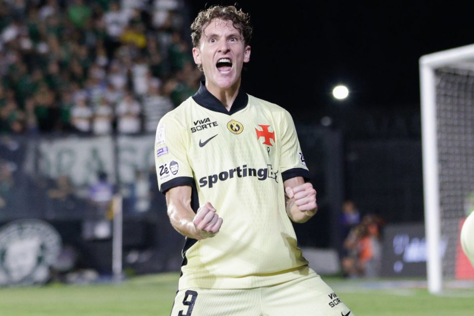 RIO DE JANEIRO, RJ, 19.09.2026 - VASC0-CORITIBA: Colidio comempra seu gol durante a partida entre Vasco e Coritiba válida pela 28a rodada do Campeonato Brasileiro 2026 realizada no estádio de São Januário neste sábado (19/09).(Foto: Rudy Trindade/Themapress/Folhapress)