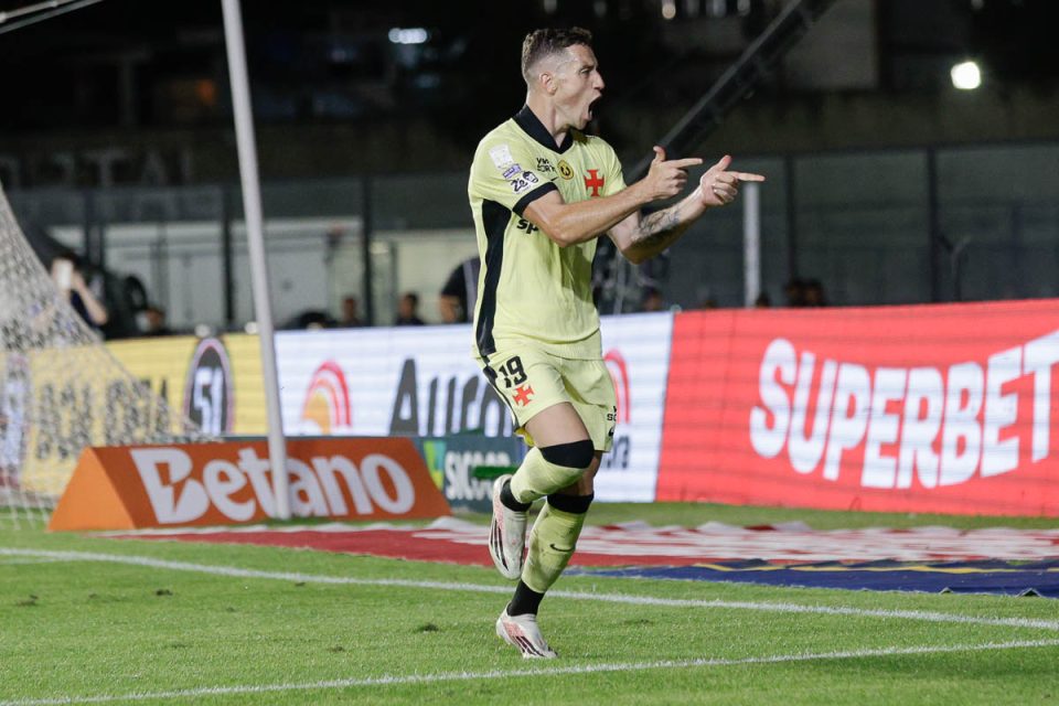 RIO DE JANEIRO, RJ, 19.09.2026 - VASC0-CORITIBA: Bruno Duarte comemoa seu gol durante a partida entre Vasco e Coritiba válida pela 28a rodada do Campeonato Brasileiro 2026 realizada no estádio de São Januário neste sábado (19/09).(Foto: Rudy Trindade/Themapress/Folhapress)