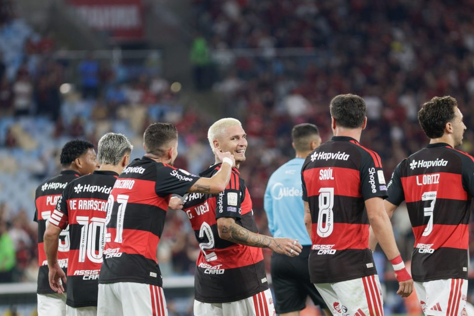 RIO DE JANEIRO, RJ, 20.09.2026- FLAMENGO-BRAGANTINO: Varela comemora seu gol durante a partida entre Flamengo e Bragantino válida pela 28a rodada do Campeonato Brasileiro 2026, realizada no estádio do Maracanã, neste domingo (20/09).(Foto: Rudy Trindade/Themapress/Folhapress)