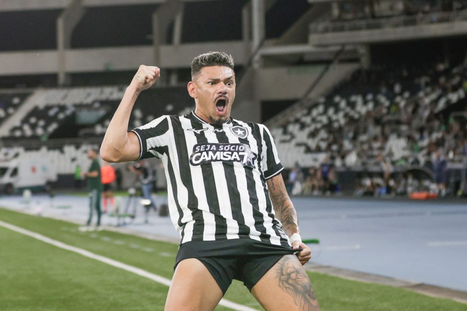 RIO DE JANEIRO, RJ,17.10.2026 - BOTAFOGO-CHAPECOENSE: Tiquinho Soares comemora seu gol na partida entre Botafogo e Chapecoense válida pela 31a rodada do Campeonato Brasileiro 2026, realizada no estádio Nilton Santos, neste sábado (17/10). (Foto: Rudy Trindade /Themapress /Folhapress)