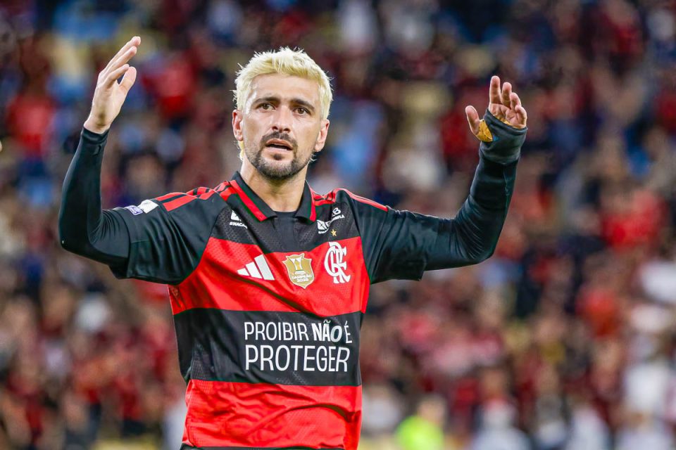 RIO DE JANEIRO, RJ, 26.10.2026- FLAMENGO-ATLETICO MG: DE Arrascaeta comemora seu gol durante a partida entre Flamengo e Atletico MG válida pela 32a rodada do Campeonato Brasileiro 2026, realizada no estádio do Maracanã, nesta segunda-feira (26/10).(Foto: Rudy Trindade/Themapress/Folhapress)