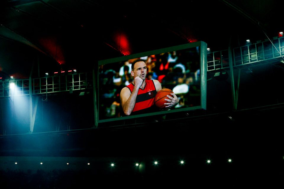 RIO DE JANEIRO, RJ, 19.04.2026- FLAMENGO-BAHIA: Homenagem a Oscar no telão durante a partida entre Flamengo e Bahia válida pela 12a rodada do Campeonato Brasileiro 2026, realizada no estádio do Maracanã, neste domingo (19/04).(Foto: Rudy Trindade/Themapress/Folhapress)
